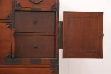 アンティーク家具　大正昭和初期　前面ケヤキ材　桜丸金具が上品な雰囲気を醸しだす米沢箪笥(重ね箪笥、衣装箪笥、引き出し、収納箪笥)(R-051300)