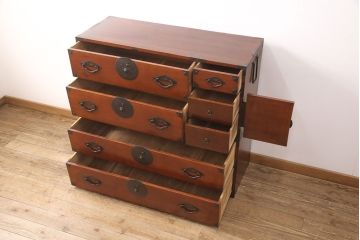 アンティーク家具　大正昭和初期　前面ケヤキ材　桜丸金具が上品な雰囲気を醸しだす米沢箪笥(重ね箪笥、衣装箪笥、引き出し、収納箪笥)(R-051300)