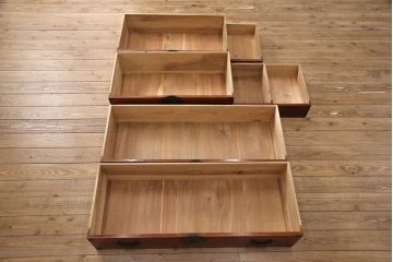 アンティーク家具　大正昭和初期　前面ケヤキ材　桜丸金具が上品な雰囲気を醸しだす米沢箪笥(重ね箪笥、衣装箪笥、引き出し、収納箪笥)(R-051300)
