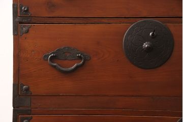 アンティーク家具　大正昭和初期　前面ケヤキ材　桜丸金具が上品な雰囲気を醸しだす米沢箪笥(重ね箪笥、衣装箪笥、引き出し、収納箪笥)(R-051300)
