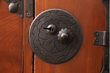 アンティーク家具　大正昭和初期　前面ケヤキ材　桜丸金具が上品な雰囲気を醸しだす米沢箪笥(重ね箪笥、衣装箪笥、引き出し、収納箪笥)(R-051300)