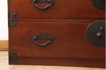 アンティーク家具　大正昭和初期　前面ケヤキ材　桜丸金具が上品な雰囲気を醸しだす米沢箪笥(重ね箪笥、衣装箪笥、引き出し、収納箪笥)(R-051300)