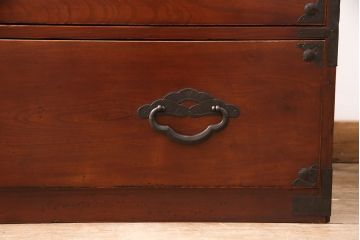 アンティーク家具　大正昭和初期　前面ケヤキ材　桜丸金具が上品な雰囲気を醸しだす米沢箪笥(重ね箪笥、衣装箪笥、引き出し、収納箪笥)(R-051300)