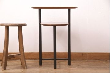中古　美品　ドリームベッド　スタイリッシュなデザインが魅力的なサイドテーブル(ナイトテーブル)(R-051304)