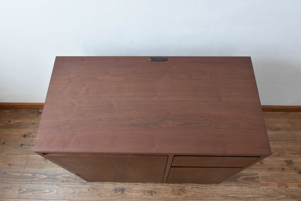 中古　美品　リアルスタイル製(Real Style)　ウォールナット材　シンプルで取り入れやすいキッチンカウンターボード(収納棚、戸棚)(R-051306)