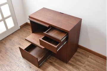 中古　美品　リアルスタイル製(Real Style)　ウォールナット材　シンプルで取り入れやすいキッチンカウンターボード(収納棚、戸棚)(R-051306)