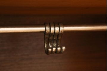 イギリスアンティーク　オーク材　脚の付いたデザインが魅力を高めるヘキサゴンワードローブ(洋服タンス、衣装箪笥)(R-051308)