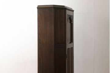 イギリスアンティーク　オーク材　脚の付いたデザインが魅力を高めるヘキサゴンワードローブ(洋服タンス、衣装箪笥)(R-051308)