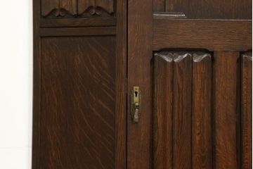 イギリスアンティーク　オーク材　脚の付いたデザインが魅力を高めるヘキサゴンワードローブ(洋服タンス、衣装箪笥)(R-051308)