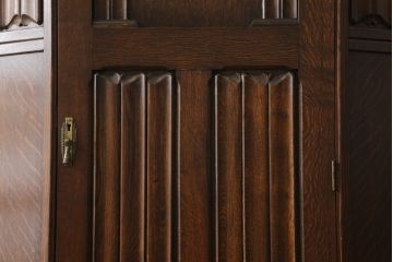イギリスアンティーク　オーク材　脚の付いたデザインが魅力を高めるヘキサゴンワードローブ(洋服タンス、衣装箪笥)(R-051308)
