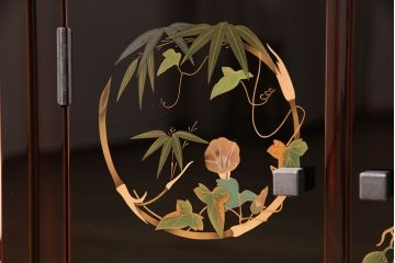 中古　美品　伝統工芸家具　寿斎作　漆塗りと金彩色絵花図がエレガントな雰囲気を演出する茶棚(飾り棚、収納棚)(輪島塗り)(R-051310)