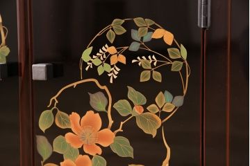 中古　美品　伝統工芸家具　寿斎作　漆塗りと金彩色絵花図がエレガントな雰囲気を演出する茶棚(飾り棚、収納棚)(輪島塗り)(R-051310)