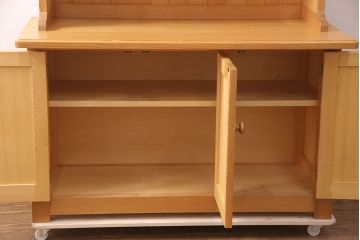 中古　北海道・銭函工房　パイン材の温かい雰囲気が魅力的なカップボード(食器棚、キャビネット、オープンラック、収納棚)(定価約30万円)(R-051329)
