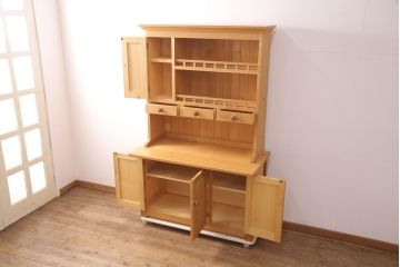 中古　北海道・銭函工房　パイン材の温かい雰囲気が魅力的なカップボード(食器棚、キャビネット、オープンラック、収納棚)(定価約30万円)(R-051329)