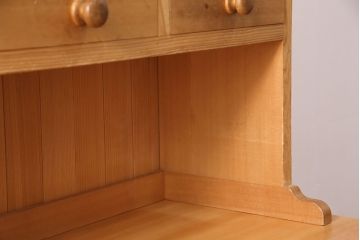 中古　北海道・銭函工房　パイン材の温かい雰囲気が魅力的なカップボード(食器棚、キャビネット、オープンラック、収納棚)(定価約30万円)(R-051329)