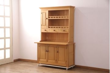 中古　北海道・銭函工房　パイン材の温かい雰囲気が魅力的なカップボード(食器棚、キャビネット、オープンラック、収納棚)(定価約30万円)(R-051329)