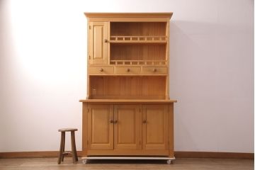 中古　北海道・銭函工房　パイン材の温かい雰囲気が魅力的なカップボード(食器棚、キャビネット、オープンラック、収納棚)(定価約30万円)(R-051329)