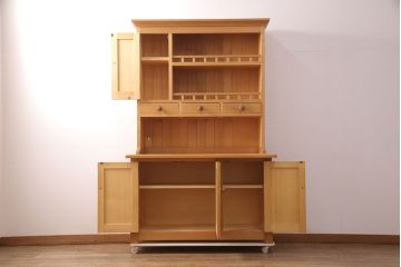 中古　北海道・銭函工房　パイン材の温かい雰囲気が魅力的なカップボード(食器棚、キャビネット、オープンラック、収納棚)(定価約30万円)(R-051329)