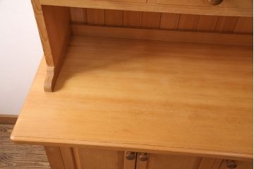中古　北海道・銭函工房　パイン材の温かい雰囲気が魅力的なカップボード(食器棚、キャビネット、オープンラック、収納棚)(定価約30万円)(R-051329)