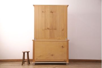 中古　北海道・銭函工房　パイン材の温かい雰囲気が魅力的なカップボード(食器棚、キャビネット、オープンラック、収納棚)(定価約30万円)(R-051329)