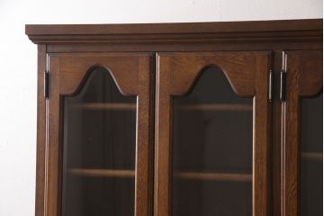 和製ビンテージ　　ヴィンテージ家具　インテリアえぞ(EZO)製　えぞ民芸　ナラ材　扉の凝ったつくりが魅力的な上手物のカップボード(食器棚、収納棚、キャビネット、陳列棚)(R-051330)