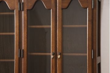 和製ビンテージ　　ヴィンテージ家具　インテリアえぞ(EZO)製　えぞ民芸　ナラ材　扉の凝ったつくりが魅力的な上手物のカップボード(食器棚、収納棚、キャビネット、陳列棚)(R-051330)