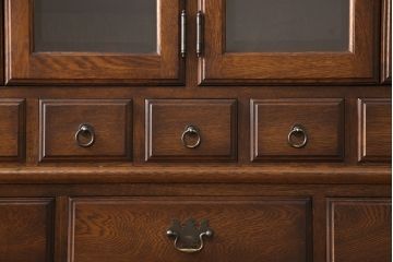 和製ビンテージ　　ヴィンテージ家具　インテリアえぞ(EZO)製　えぞ民芸　ナラ材　扉の凝ったつくりが魅力的な上手物のカップボード(食器棚、収納棚、キャビネット、陳列棚)(R-051330)