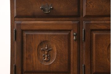 和製ビンテージ　　ヴィンテージ家具　インテリアえぞ(EZO)製　えぞ民芸　ナラ材　扉の凝ったつくりが魅力的な上手物のカップボード(食器棚、収納棚、キャビネット、陳列棚)(R-051330)