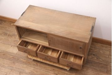 アンティーク家具　昭和初期　経年による風合いが味わい深い桐箪笥ローボード(リビングボード、収納棚、テレビ台、テレビボード、桐たんす)(R-051338)