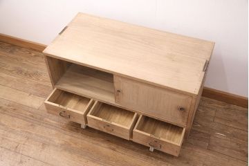 アンティーク家具　昭和初期　素朴な木の風合いで優しい雰囲気を醸しだす桐箪笥ローボード(リビングボード、収納棚、テレビ台、テレビボード、桐たんす)(R-051339)