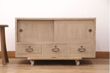 アンティーク家具　昭和初期　明るい色味で上品な雰囲気を醸しだす桐箪笥ローボード(リビングボード、収納棚、テレビ台、テレビボード、桐たんす)(R-051340)