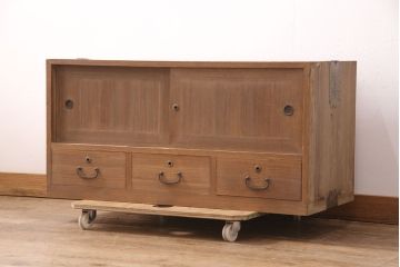 アンティーク家具　昭和初期　凝ったデザインの棹通しが魅力!華やかな印象を醸し出す桐箪笥ローボード(リビングボード、収納棚、テレビ台、テレビボード、桐たんす)(R-051341)