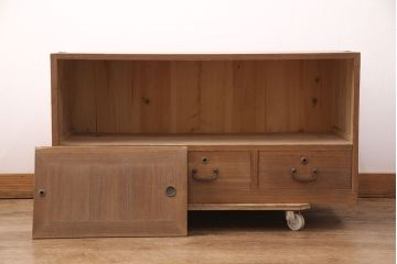 アンティーク家具　昭和初期　凝ったデザインの棹通しが魅力!華やかな印象を醸し出す桐箪笥ローボード(リビングボード、収納棚、テレビ台、テレビボード、桐たんす)(R-051341)