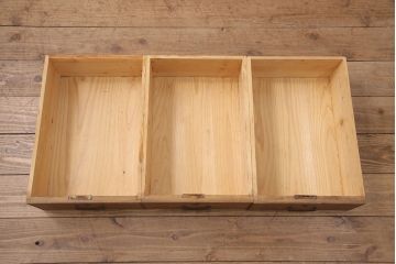 アンティーク家具　昭和初期　凝ったデザインの棹通しが魅力!華やかな印象を醸し出す桐箪笥ローボード(リビングボード、収納棚、テレビ台、テレビボード、桐たんす)(R-051341)