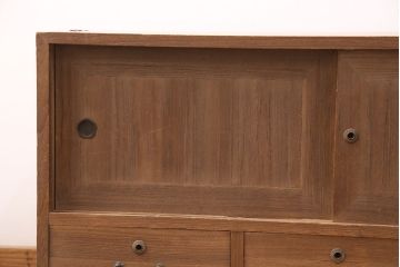 アンティーク家具　昭和初期　凝ったデザインの棹通しが魅力!華やかな印象を醸し出す桐箪笥ローボード(リビングボード、収納棚、テレビ台、テレビボード、桐たんす)(R-051341)