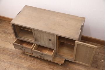 アンティーク家具　昭和初期　経年を感じさせる味わいのある木肌が魅力の桐箪笥ローボード(リビングボード、収納棚、テレビ台、テレビボード、桐たんす)(R-051343)