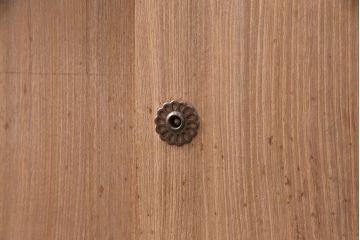 アンティーク家具　厚手桐材　上手物!銅金具が上品な趣を漂わせる桐箪笥ローボード(リビングボード、収納棚、テレビ台、テレビボード、桐たんす)(R-051344)