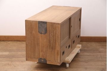 アンティーク家具　厚手桐材　上手物!銅金具が上品な趣を漂わせる桐箪笥ローボード(リビングボード、収納棚、テレビ台、テレビボード、桐たんす)(R-051344)