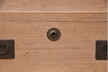 アンティーク家具　厚手桐材　上手物!銅金具が上品な趣を漂わせる桐箪笥ローボード(リビングボード、収納棚、テレビ台、テレビボード、桐たんす)(R-051344)