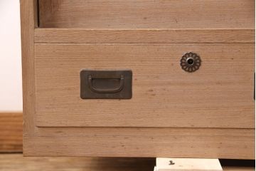 アンティーク家具　厚手桐材　上手物!銅金具が上品な趣を漂わせる桐箪笥ローボード(リビングボード、収納棚、テレビ台、テレビボード、桐たんす)(R-051344)