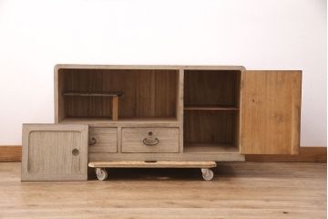 アンティーク家具　素朴な木の風合いが味わいのある空間を演出する桐箪笥ローボード(リビングボード、収納棚、テレビ台、テレビボード、桐たんす)(R-051345)