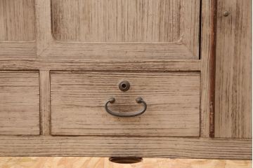 アンティーク家具　素朴な木の風合いが味わいのある空間を演出する桐箪笥ローボード(リビングボード、収納棚、テレビ台、テレビボード、桐たんす)(R-051345)