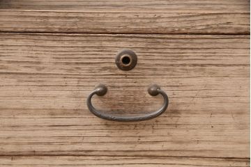 アンティーク家具　素朴な木の風合いが味わいのある空間を演出する桐箪笥ローボード(リビングボード、収納棚、テレビ台、テレビボード、桐たんす)(R-051345)