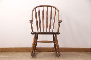 中古　美品　栗材　和・洋どちらの空間にも馴染む温かみのあるロッキングチェア(アームチェア、イス、揺り椅子)(R-051346)