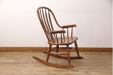 中古　美品　栗材　和・洋どちらの空間にも馴染む温かみのあるロッキングチェア(アームチェア、イス、揺り椅子)(R-051346)