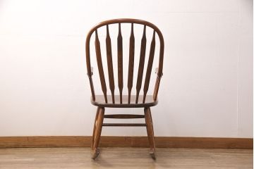 中古　美品　栗材　和・洋どちらの空間にも馴染む温かみのあるロッキングチェア(アームチェア、イス、揺り椅子)(R-051346)