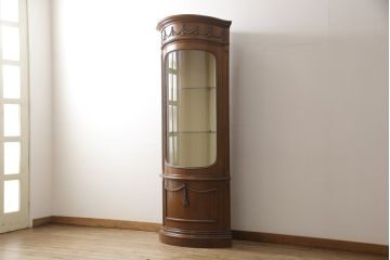 中古　美品　高級輸入家具　激レア品!美しいRガラス(曲面ガラス)が柔らかい印象を与えるコーナーキャビネット(飾り棚、陳列棚、収納棚)(定価約68万円)(R-051351)