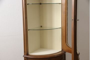 中古　美品　高級輸入家具　激レア品!美しいRガラス(曲面ガラス)が柔らかい印象を与えるコーナーキャビネット(飾り棚、陳列棚、収納棚)(定価約68万円)(R-051351)