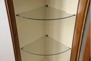 中古　美品　高級輸入家具　激レア品!美しいRガラス(曲面ガラス)が柔らかい印象を与えるコーナーキャビネット(飾り棚、陳列棚、収納棚)(定価約68万円)(R-051351)