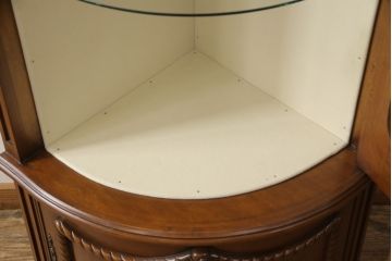 中古　美品　高級輸入家具　激レア品!美しいRガラス(曲面ガラス)が柔らかい印象を与えるコーナーキャビネット(飾り棚、陳列棚、収納棚)(定価約68万円)(R-051351)